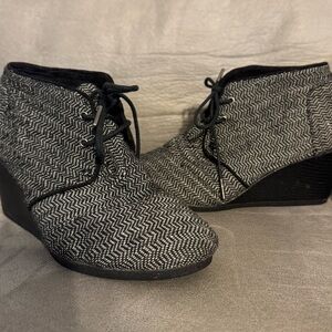 Women’s 10 TOMS Houndstooth Black and White Wedge Shoes